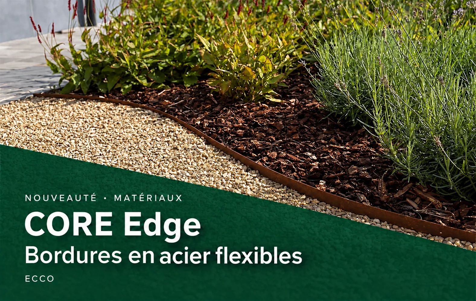 Bordure CORE Edge en finition Corten délimitant une allée en gravier et un massif planté.
